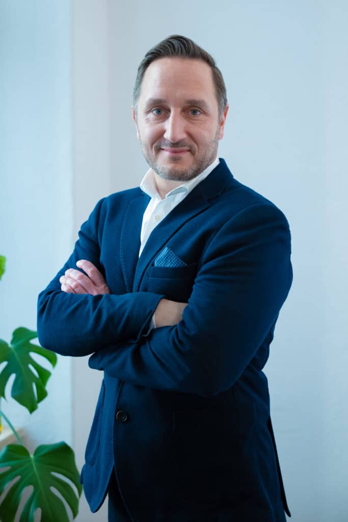 Portrait von Umut Schleyer, Rechtsanwalt und Fachanwalt für Verkehrsrecht in Berlin. Wir helfen Ihnen bei der Unfallregulierung.